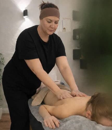 Мастер Елена за работой: массаж спины
